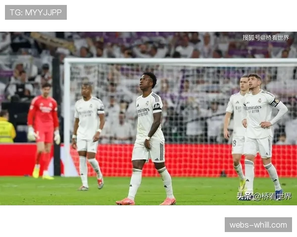 暖心一幕：赫塔菲球迷在第20分钟集体鼓掌致敬已故俱乐部传奇