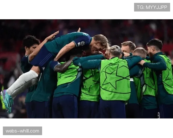 古德利头球破门后跪地庆祝，塞维利亚球迷疯狂欢呼